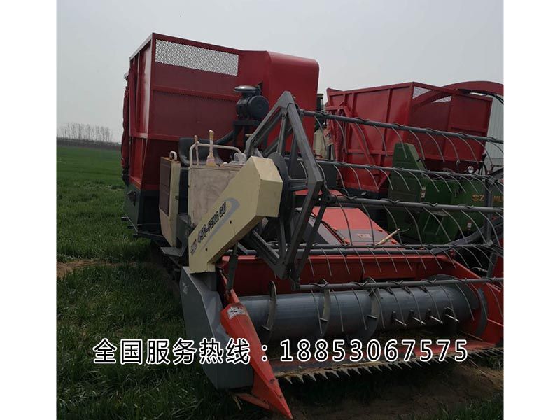 履帶自走式青儲(chǔ)機(jī)